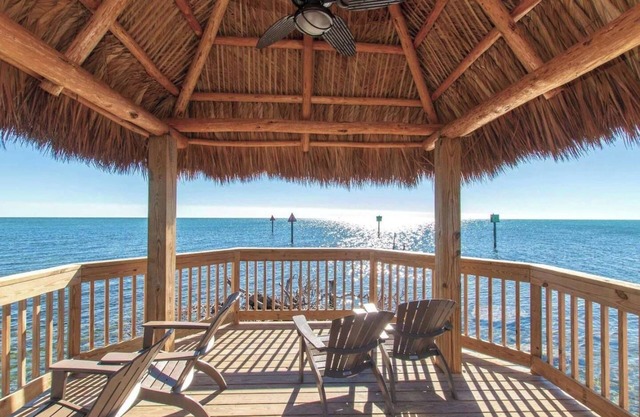 Toes in the Sand - 2 Bedroom Condo Sleeps 4