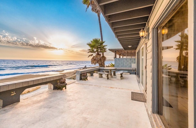 Toes in the Sand! Great Location!!