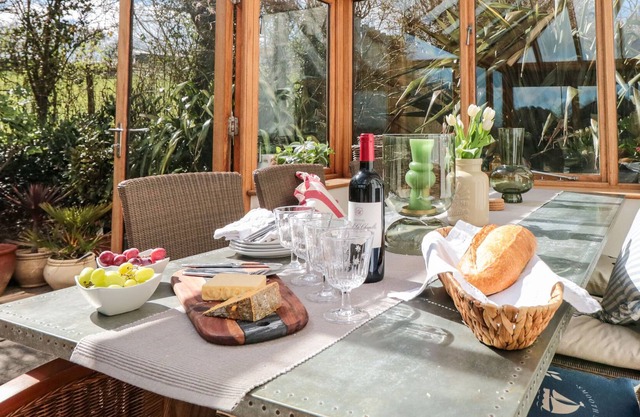 TOFFEEAPPLE, character holiday cottage, with pool in Dartmouth