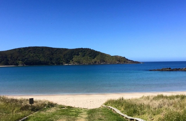 Tokerau Family Bach - 4 bedrooms, 2 bathrooms, beach 2 mins walk, pets allowed.