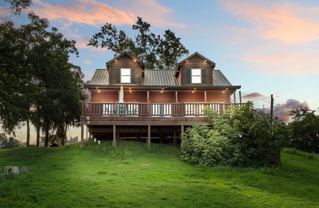 Toledo Bend Log Cabin - brandneu, Lakefront - beobachten Sie Sonnenuntergänge über 3 Meilen
