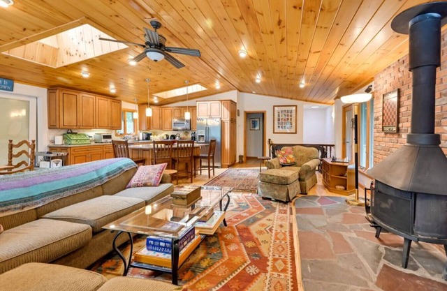 Tolland Lake Escape – Kayaks, Deck & Nature Trails
