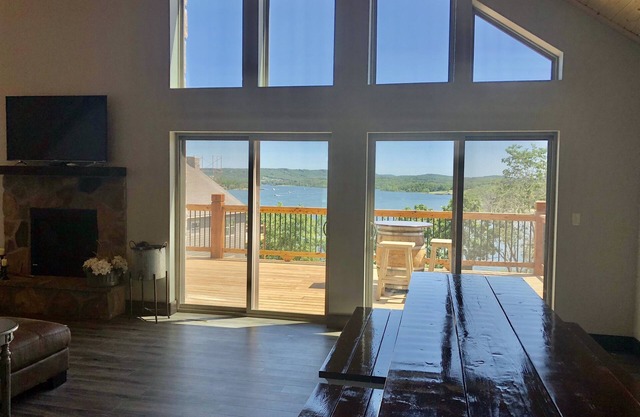 Tomahawk Lodge Wheelchair Friendly w/Bluff View Near Branson! Pickleball Court