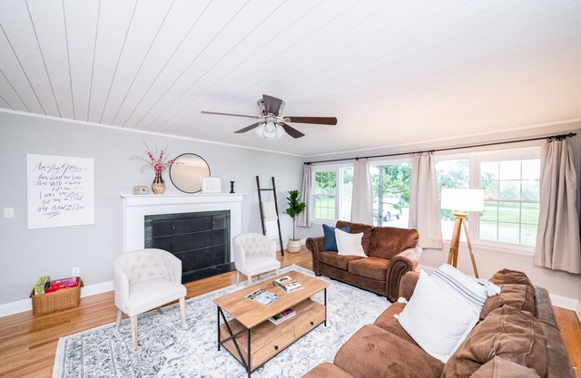 Tomahawk Retreat - Spacious Family Home, Convenient Location, sleeps 10
