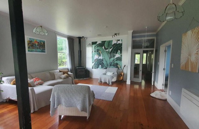 Tōmairangi Homestead - Relocated semi-rural villa