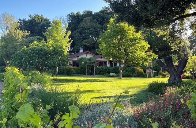 TomKat Oasis, Hosting, Ferienwohnung