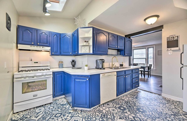 Tonawanda Apartment Steps to Niagara River!