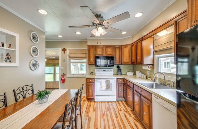 Tonawanda Home w/Gas Grill Near Niagara Falls!