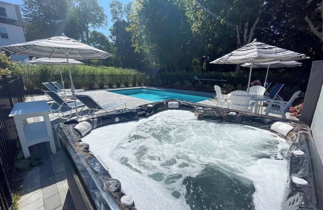 Tonset Manor: 232-O East Orleans Vacation Estate Includes Guest House, Heated Pool, Hot Tub