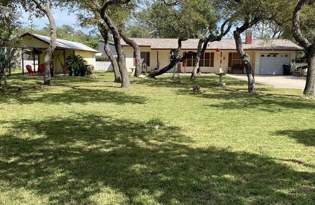Tony's Coastal Cottage: Dog Friendly & Large Privacy Fenced Backyard!! Come Stay