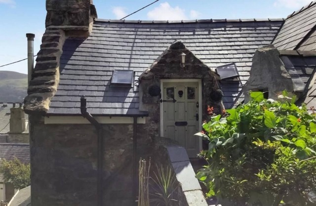 Top Cottage is a charming retreat in the coastal town of Barmouth with sea views