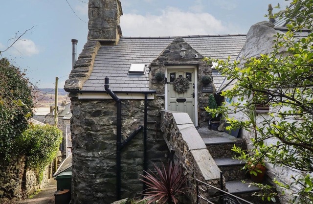 Top Cottage is a charming retreat in Barmouth, offering lovely sea views.