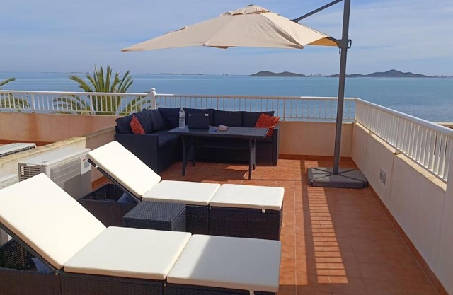 Top Floor Apartment Beachhouse, Beautiful sea view, on the beach!