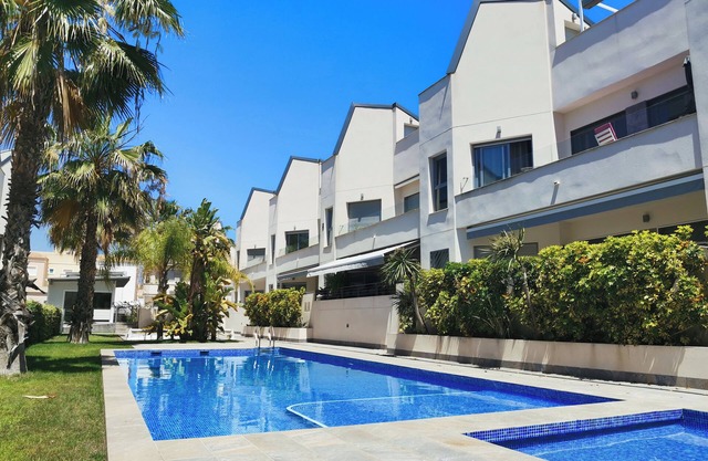 Top floor apartment with sunny roof terrace, heated pool and garden