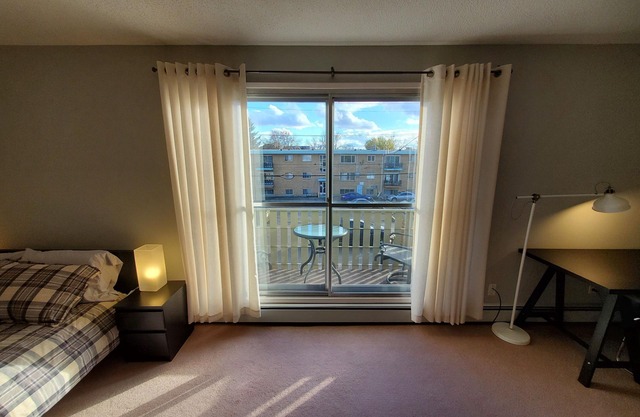 * GARAGENPARKPLATZ * 2 BALKONE * UNIVERSITÄT * DOWNTOWN * WHYTE AVE * TRANSIT * WALKABLE *
