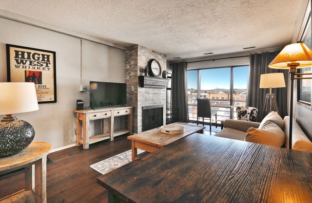 Top Floor Centrally Located. Free Bus to Lifts
