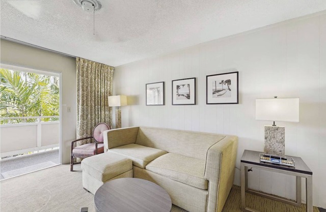 Top Floor, Centrally Located Condo, AC, Private Lanai, Steps to Beach