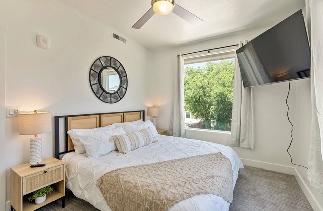 Top Floor/City View/Garage Parking/Gym /Wi-Fi / Central
