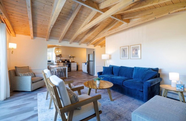 Top Floor Condo w/ Ocean Views [Admirals Quarters]