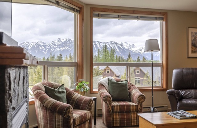 Top Floor Condo | Incredible Mountain Views | 3 Beds | Walk to Resort & Trails