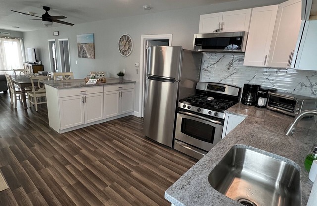 Top floor condo- steps to the ocean. Outdoor space for grilling w off st parking