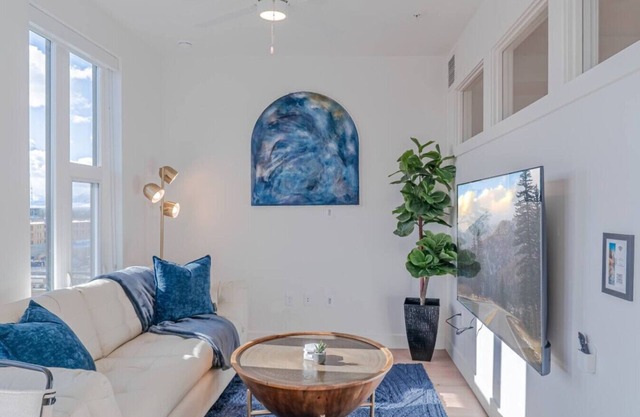 Top floor Deluxe 1BR Pool/Gym/Htub/Bowling + More!