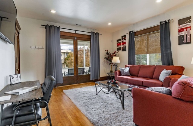 Top Floor Fast Internet Huge Patio Near Downtown