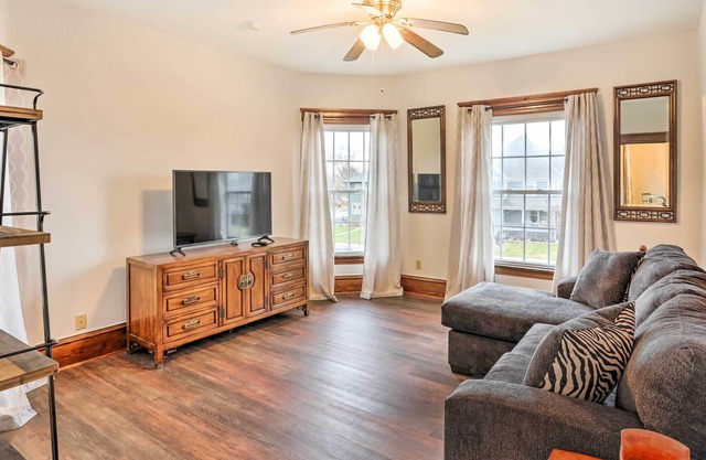 Top-floor Lake Erie Apartment: Walk to Lakefront!