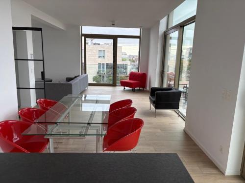 Top floor luxury with spectacular water views