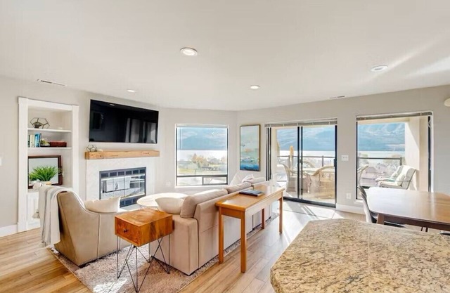 Top-Floor Newly Remodeled 2-bed Condo w/ LAKE VIEW & ACCESS, Hot Tub & 5 Pools