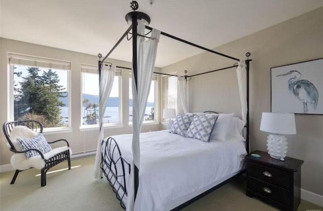 Top floor oceanview suite, 5 minute walk to beach!