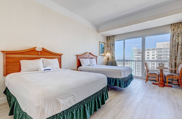 Top-floor oceanfront gem with gym & high-speed WiFi
