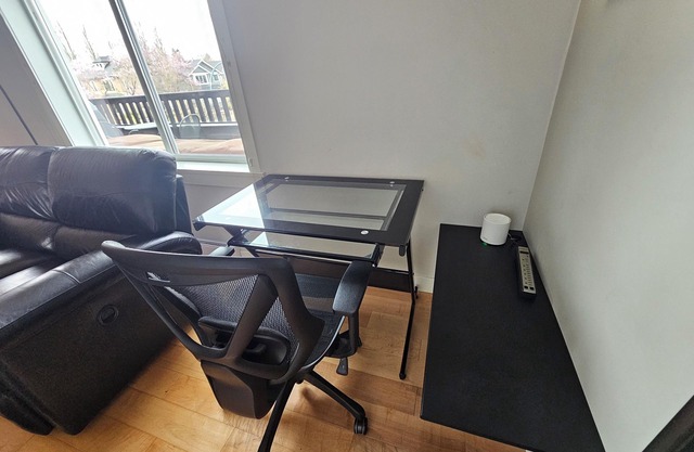Top Floor Private Suite | King Bed | Balcony View | 15 min to Downtown Vancouver