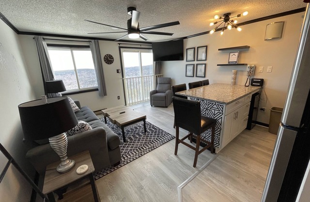 Top floor Ski-in/Ski-out 1 br at Snowshoe Mountain Lodge w/ NEW private balcony!