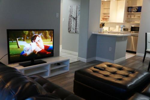 Top-Floor Tranquility: 2-Bedroom City Apartment