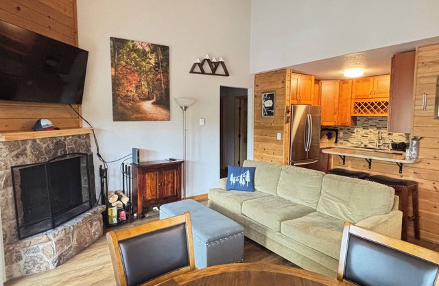 Top floor two level 2 bedroom, Mountain View!