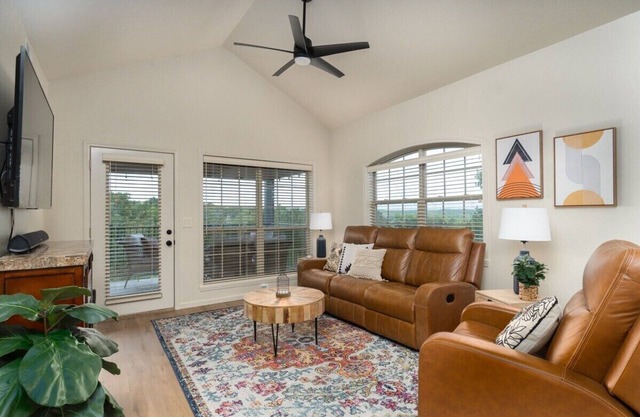 TOP FLOOR UNIT with golf course views close to Silver Dollar City!