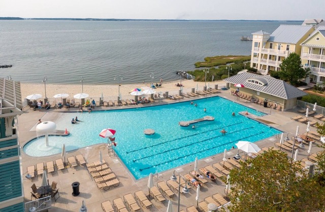 Top Floor w/water views, Free Linens & Towels! 2 POOLS, Beach Chairs/Beach Cart!