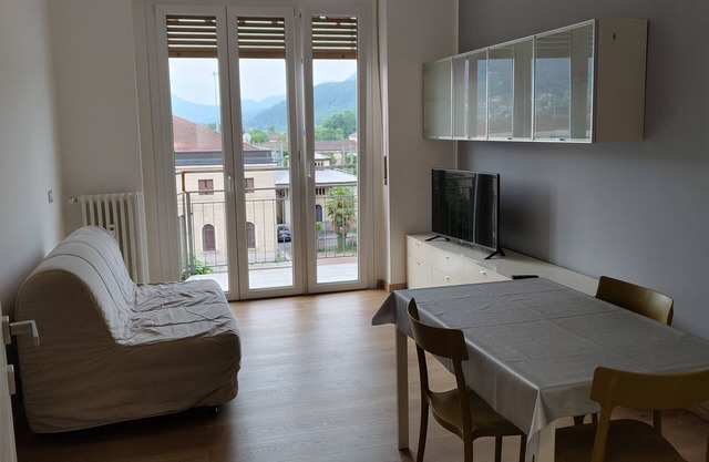 Top-Lage in Luino mit Blick auf den LagoMaggiore (200 M. bis an dieSeepromenade)