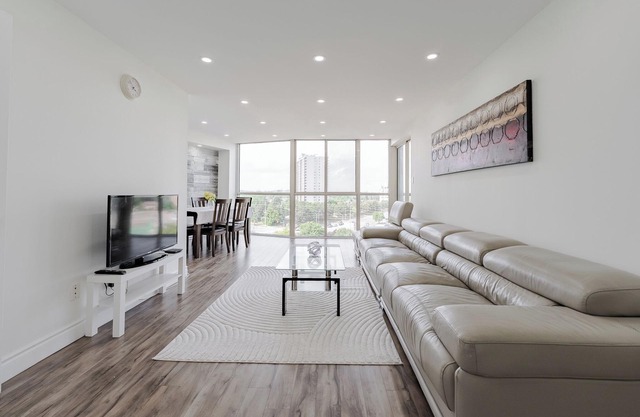 Top Luxury ~ Condo ~ Mississauga ~ Pool ~ Gym