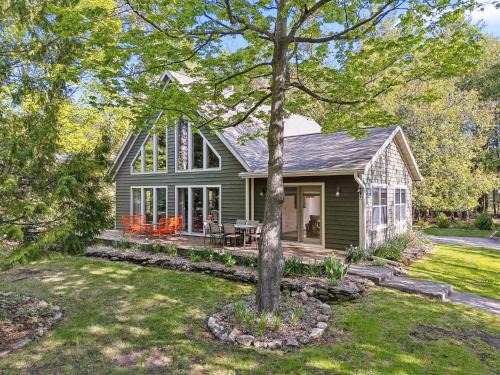 Top of the Hill Cabin by Simple Life Rental