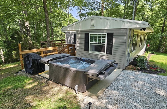 'Top of the Hill' Cute and Cozy Cottage with Hot Tub!