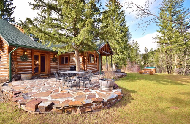 FALL SPECIAL! - Einzigartiges MT Cabin Erlebnis mit Whirlpool, Creek, Wald und Lage!