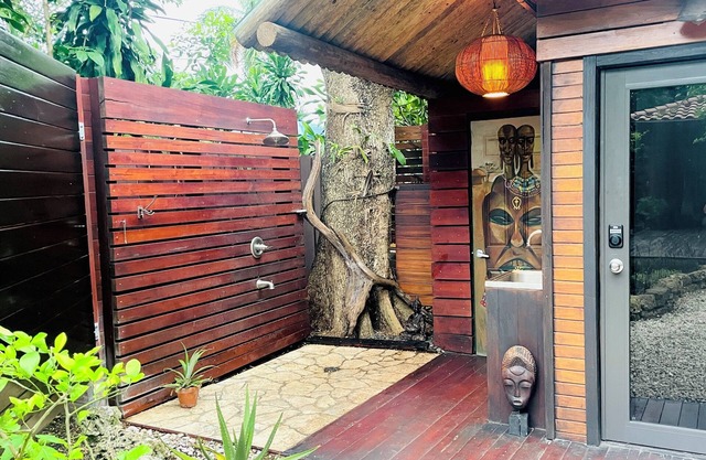Top-Rated Coconut Grove Tiny House – Lush Garden, Free Gated Parking, A/C, Wi-Fi