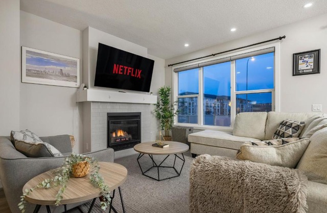 Top Rated Designer Home with Free Banff Access, Netflix, Kids Play Area, Sleeps 8