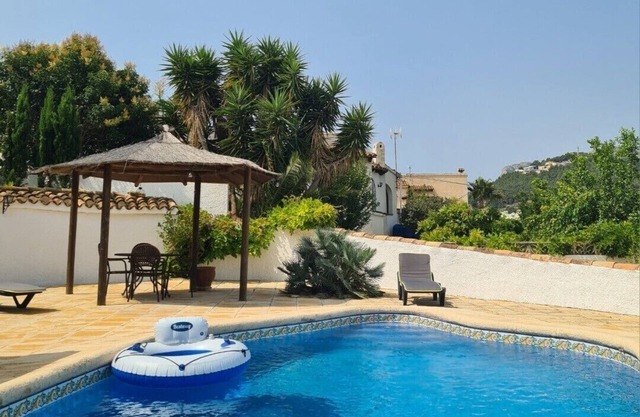 Freistehende Villa mit Top-Bewertung. Privater Pool, Klimaanlage, WiFi, UKTV. 4km zum Strand + Stadt.