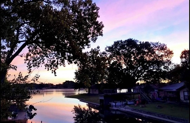 TOP-RATED! HOT TUB, KAYAKS, FISHING, BOAT DOCK! Granbury Paddle and Play Escape!
