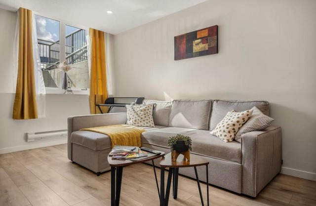 Top Rated in Rockland Park with Free Banff Access, Netflix, King Bed, Fully Equipped Kitchen, Sleeps 4