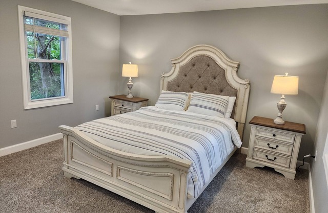 Top Spot: guest house in quiet neighborhood, 15 mins drive to everything.