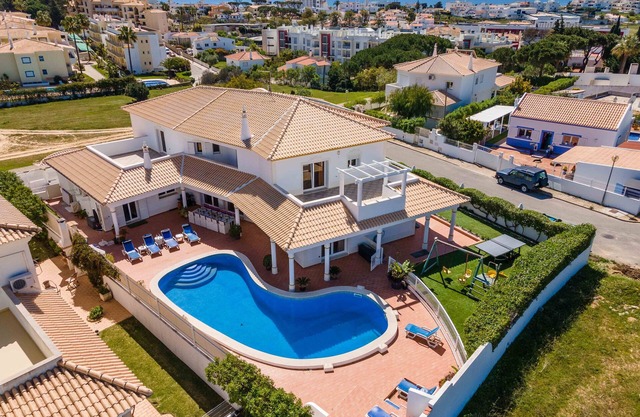 Top Villa with large pool, in Albufeira, walking distance to the beach